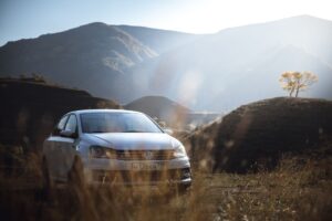 Comprobaciones imprescindibles en el coche antes de un viaje por montaña